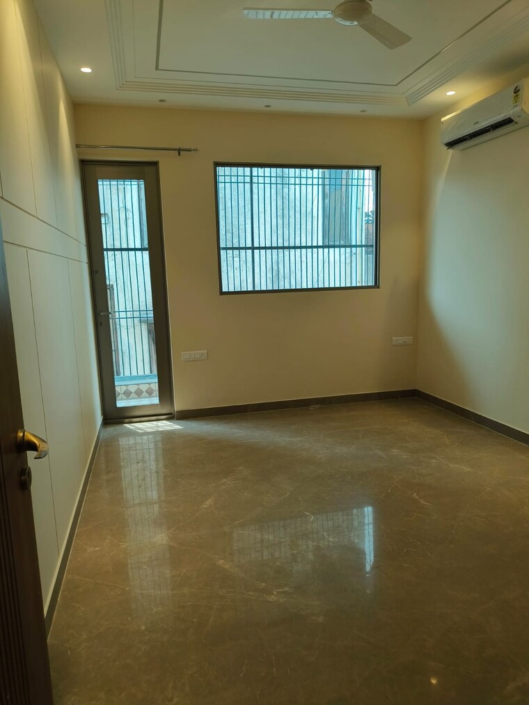 Room, safdarjung enclave 4 Bedroom 300 Sq.Ft. Builder Floor In Safdarjung Enclave Delhi 10704580