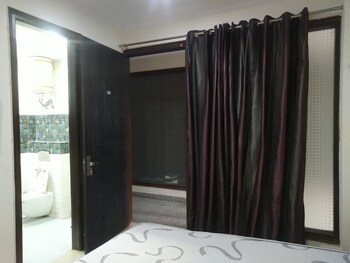 1 RK Builder Floor for Rent in Sushant Lok I, Gurgaon