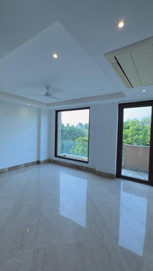 Room in 3 BHK Builder Floor at Sarvapriya Vihar – for Sale
