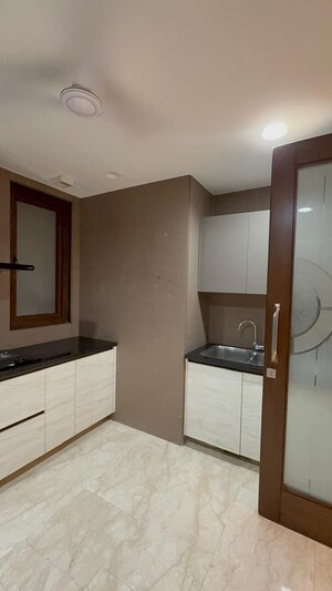 Room in 3 BHK Builder Floor at Sarvapriya Vihar – for Sale