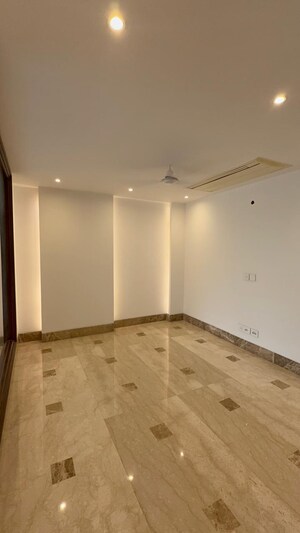 Room in 3 BHK Builder Floor at Sarvapriya Vihar – for Sale