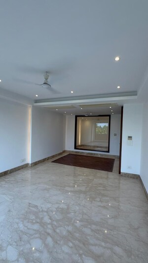 Room in 3 BHK Builder Floor at Sarvapriya Vihar – for Sale