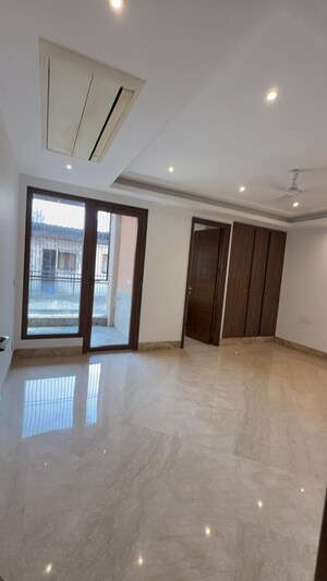 Room in 3 BHK Builder Floor at Sarvapriya Vihar – for Sale