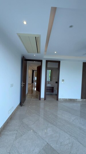 Room in 3 BHK Builder Floor at Sarvapriya Vihar – for Sale