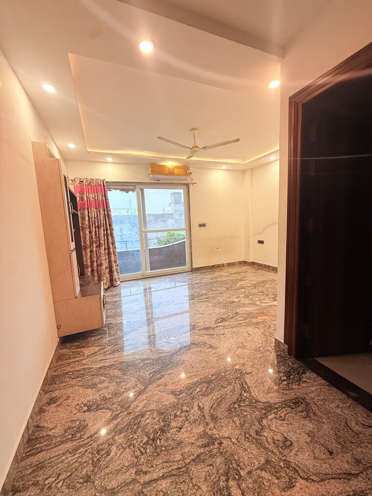 Room, sector 105 3 Bedroom 3229 Sq.Ft. Builder Floor In Sector 105 Noida 10712384