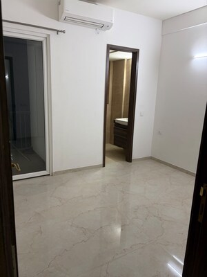 Room in 2 BHK Apartment at Smart World Orchard, Sector 61 – for Rent