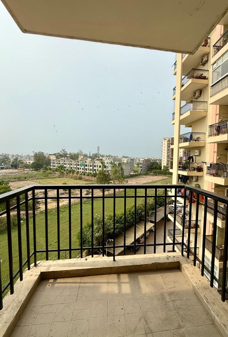 Balcony, vip road 3 Bedroom 1910 Sq.Ft. Apartment In Vip Road Zirakpur 10713569