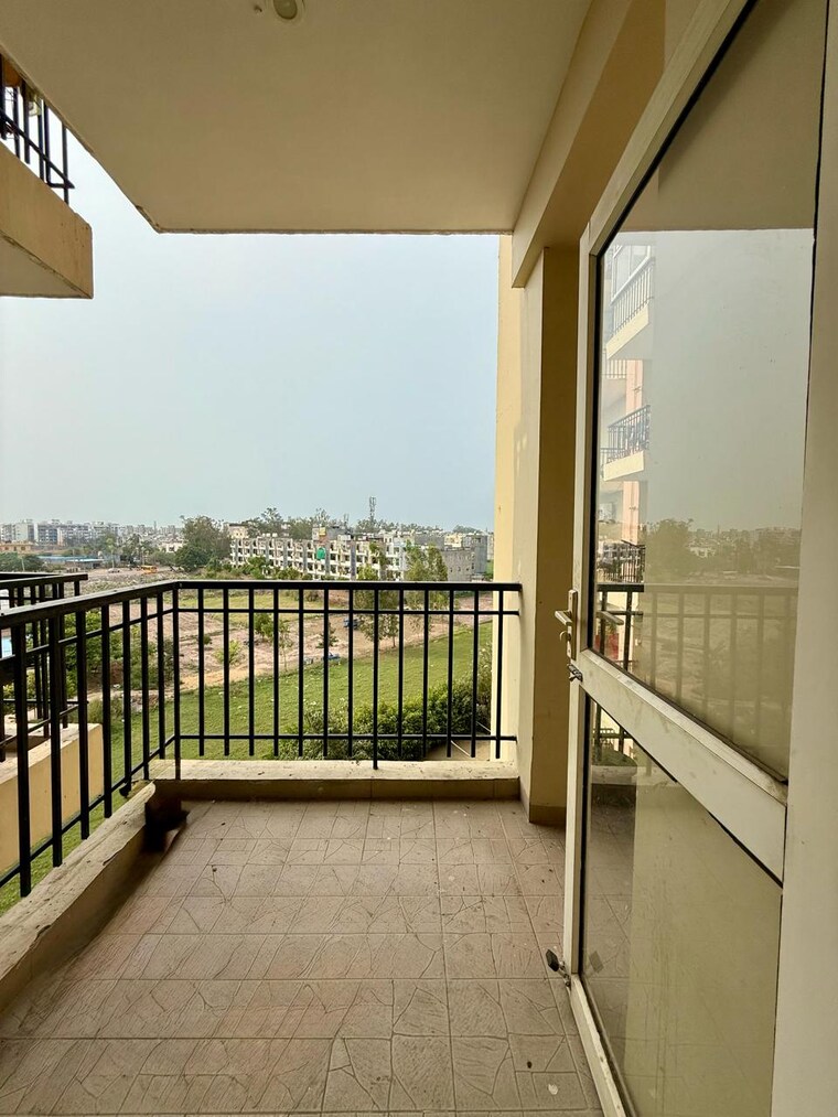 Balcony, vip road 3 Bedroom 1910 Sq.Ft. Apartment In Vip Road Zirakpur 10713569