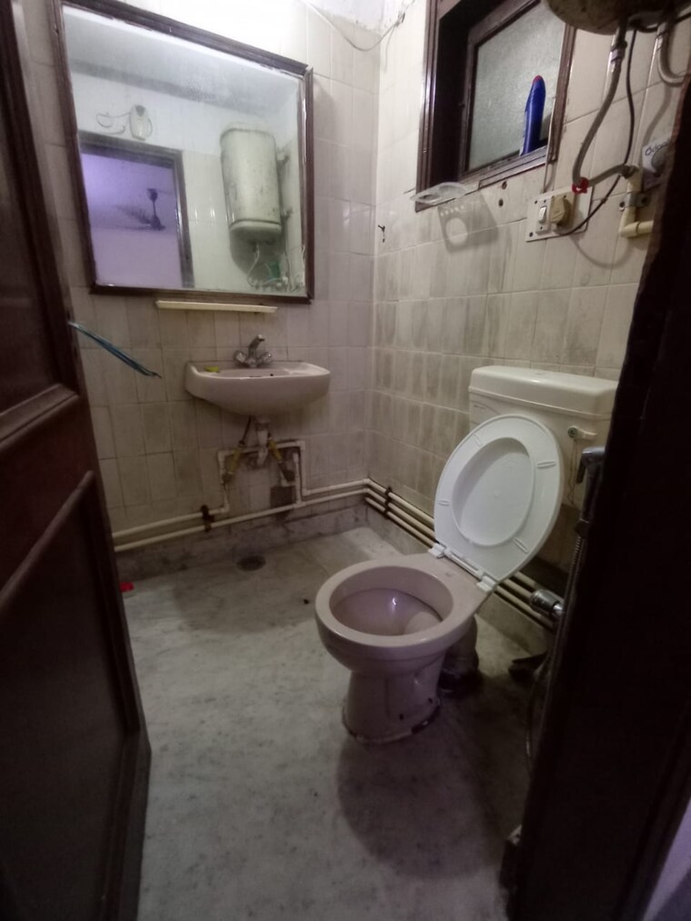 Bathroom, hauz khas 2 Bedroom 900 Sq.Ft. Builder Floor In Hauz Khas Delhi 10713577