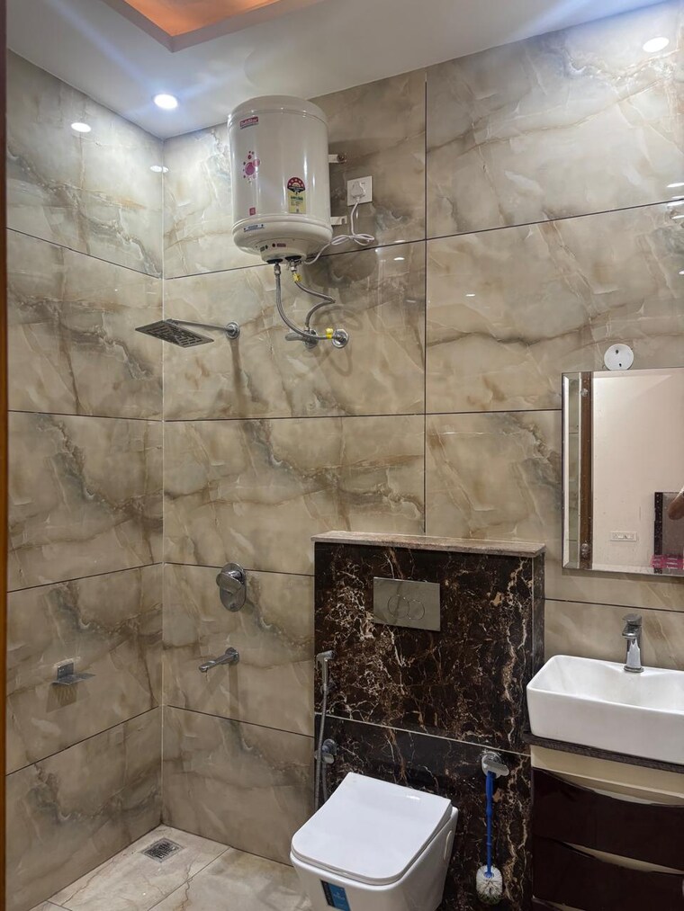 Bathroom, aerocity 3 Bedroom 200 Sq.Yd. Builder Floor In Aerocity Mohali 10713587