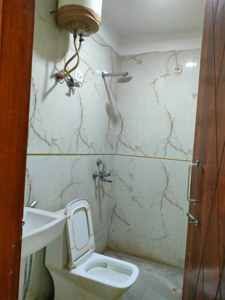 Bathroom, chattarpur 2 Bedroom 900 Sq.Ft. Builder Floor In Chattarpur Delhi 10713594