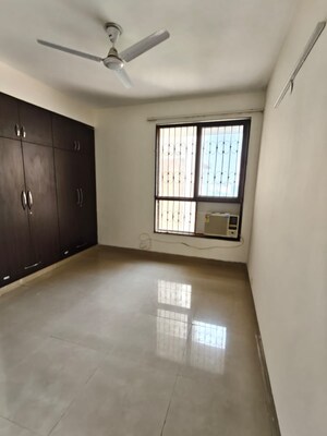 Room in 2 BHK Apartment at Unitech Uniworld Gardens 2, Sector 47 – for Rent