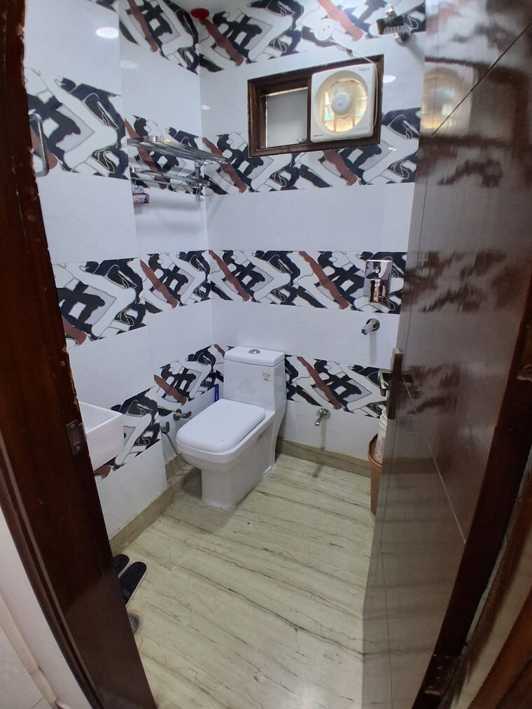 Attached Bathroom, shastri nagar 3 Bedroom 100 Sq.Yd. Builder Floor In Shastri Nagar Delhi 10717645