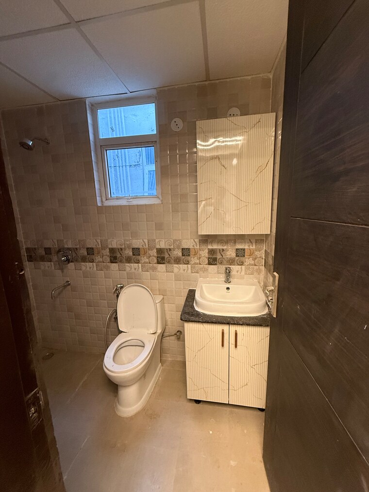 Bathroom, signature-global-park-4-and-5 2.5 Bedroom 1081 Sq.Ft. Apartment In Sohna Sector 36 Gurgaon 10717656