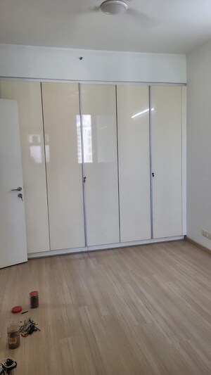 Room in 3.5 BHK Apartment at Smart World Orchard, Sector 61 – for Rent