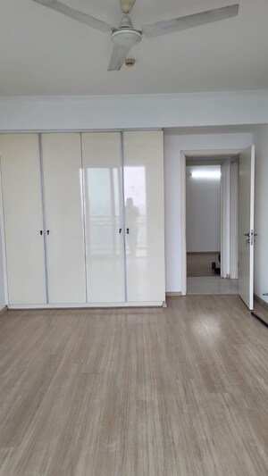 Room in 3.5 BHK Apartment at Smart World Orchard, Sector 61 – for Rent