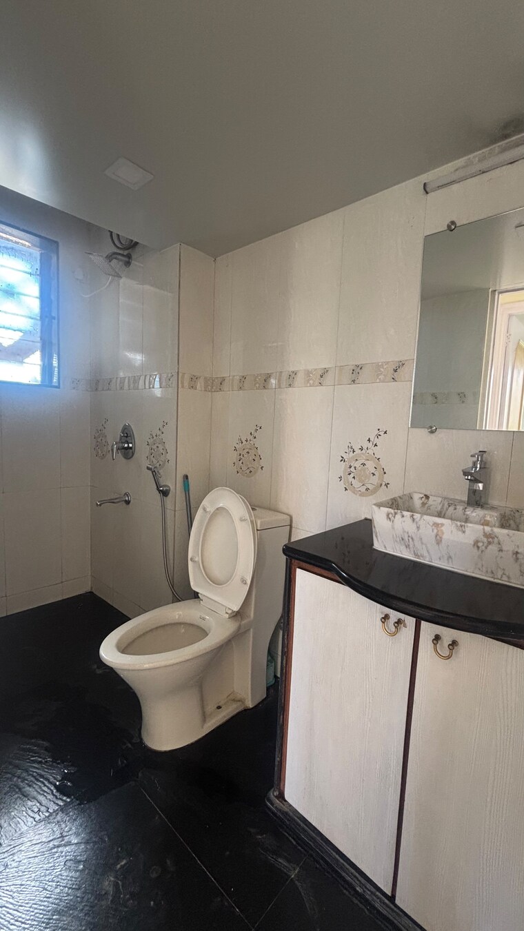 Bathroom, hiranandani-gardens-golden-oak 2 Bedroom 1000 Sq.Ft. Apartment In Powai Mumbai 10717694