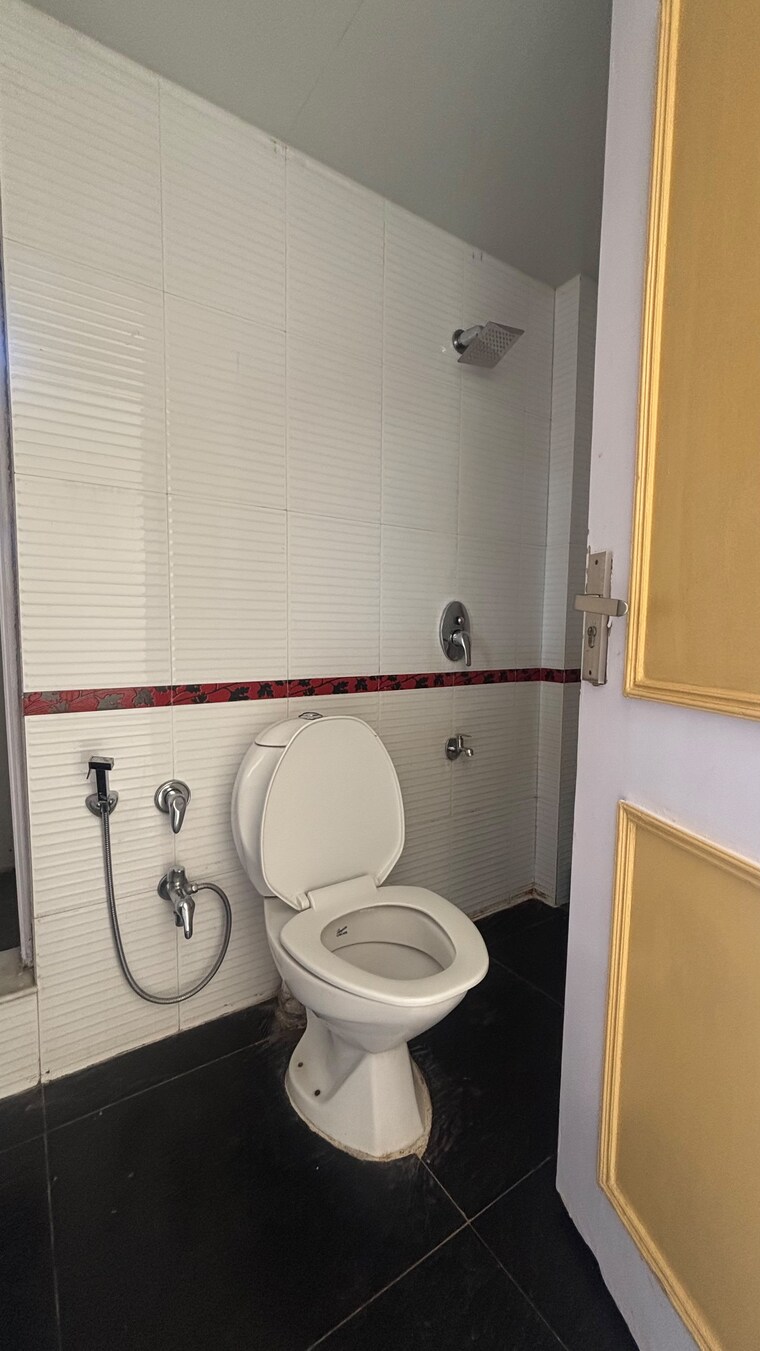 Bathroom, hiranandani-gardens-golden-oak 2 Bedroom 1000 Sq.Ft. Apartment In Powai Mumbai 10717694