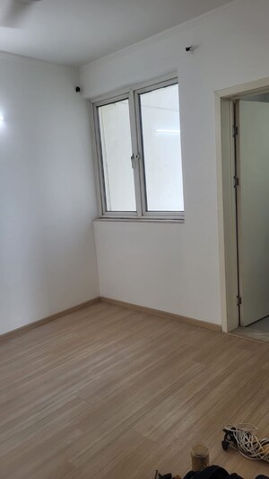 Room in 3.5 BHK Apartment at Smart World Orchard, Sector 61 – for Sale