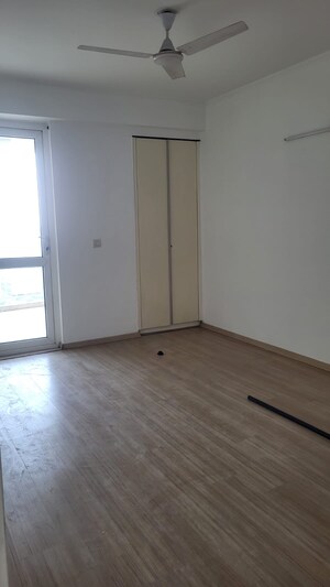 Room in 3.5 BHK Apartment at Smart World Orchard, Sector 61 – for Sale