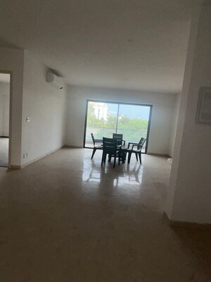 Furnished Amenities in 3.5 BHK Apartment at Smart World Orchard, Sector 61 – for Sale