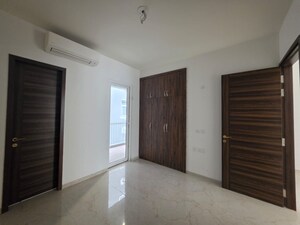 Room in 3.5 BHK Apartment at Smart World Orchard, Sector 61 – for Sale