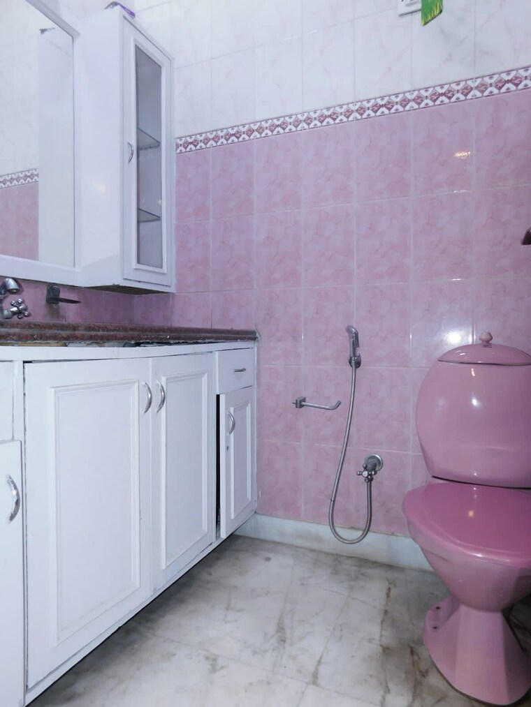 Bathroom, defence colony 3 Bedroom 1953 Sq.Ft. Builder Floor In Defence Colony Delhi 10718590