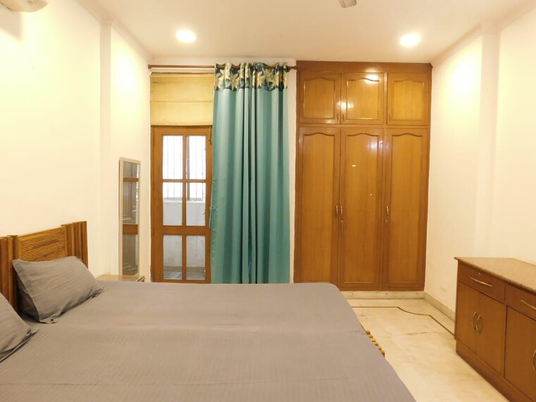 Bedroom, defence colony 3 Bedroom 1953 Sq.Ft. Builder Floor In Defence Colony Delhi 10718590
