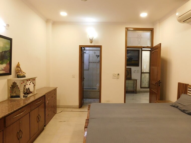 Bedroom, defence colony 3 Bedroom 1953 Sq.Ft. Builder Floor In Defence Colony Delhi 10718590