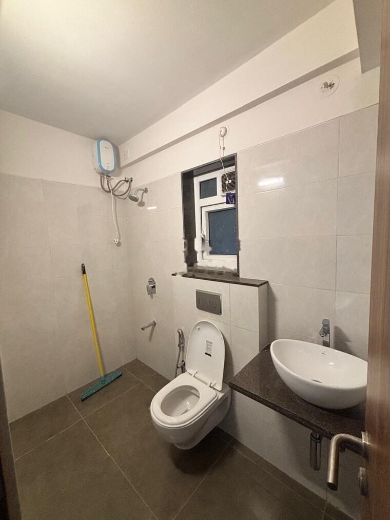 Bathroom, shapoorji-pallonji-bkc-28 2 Bedroom 1000 Sq.Ft. Apartment In Bandra East Mumbai 10718600