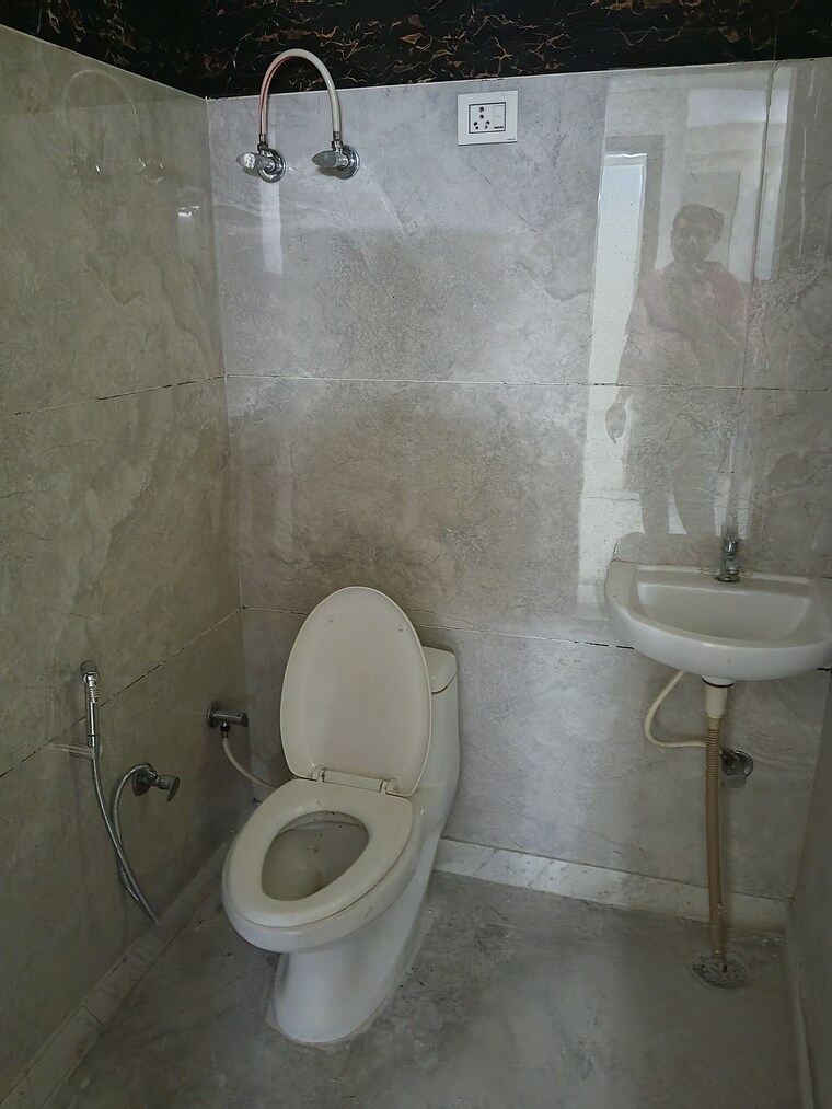 Bathroom, vasundhara sector 5 4 Bedroom 1600 Sq.Ft. Builder Floor In Vasundhara Sector 5 Ghaziabad 10718629