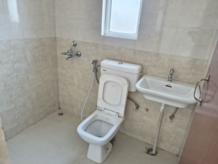 Bathroom, rof-amaltas 3 Bedroom 838 Sq.Ft. Apartment In Sector 92 Gurgaon 10718619