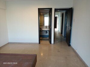 Room in 5 BHK Apartment at L Nagpal Bhagwanti Heights, Khar West – for Rent