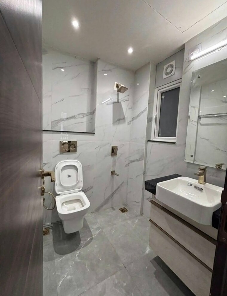 Bathroom, smart-world-orchard 3 Bedroom 1680 Sq.Ft. Apartment In Sector 61 Gurgaon 10718633