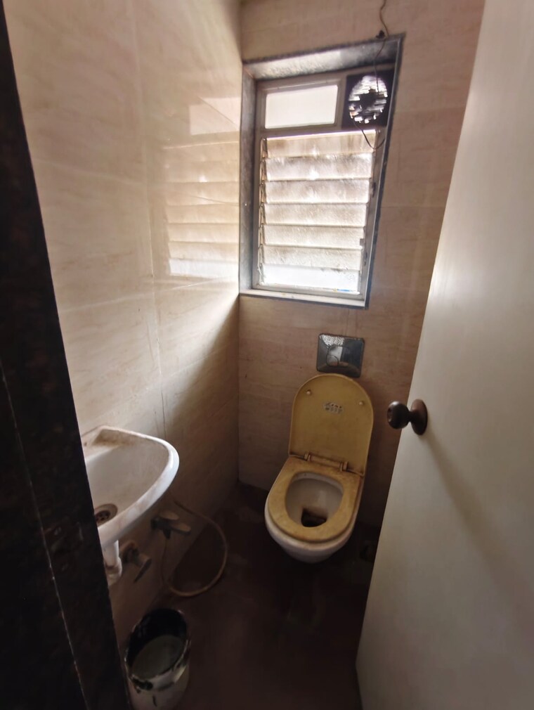 Bathroom, big-splash Commercial Office Space 800 Sq.Ft. In Vashi Sector 17 Navi Mumbai 10718645