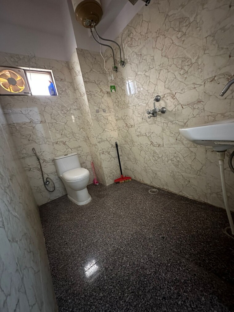 Bathroom, sector 15 1 Bedroom 600 Sq.Ft. Builder Floor In Sector 15 Gurgaon 10718653