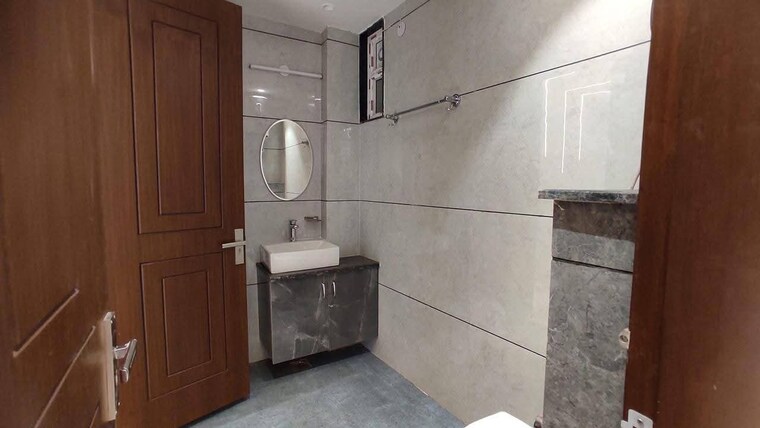 Attached Bathroom, freedom fighters enclave 2 Bedroom 1000 Sq.Ft. Apartment In Freedom Fighters Enclave Delhi 10718678