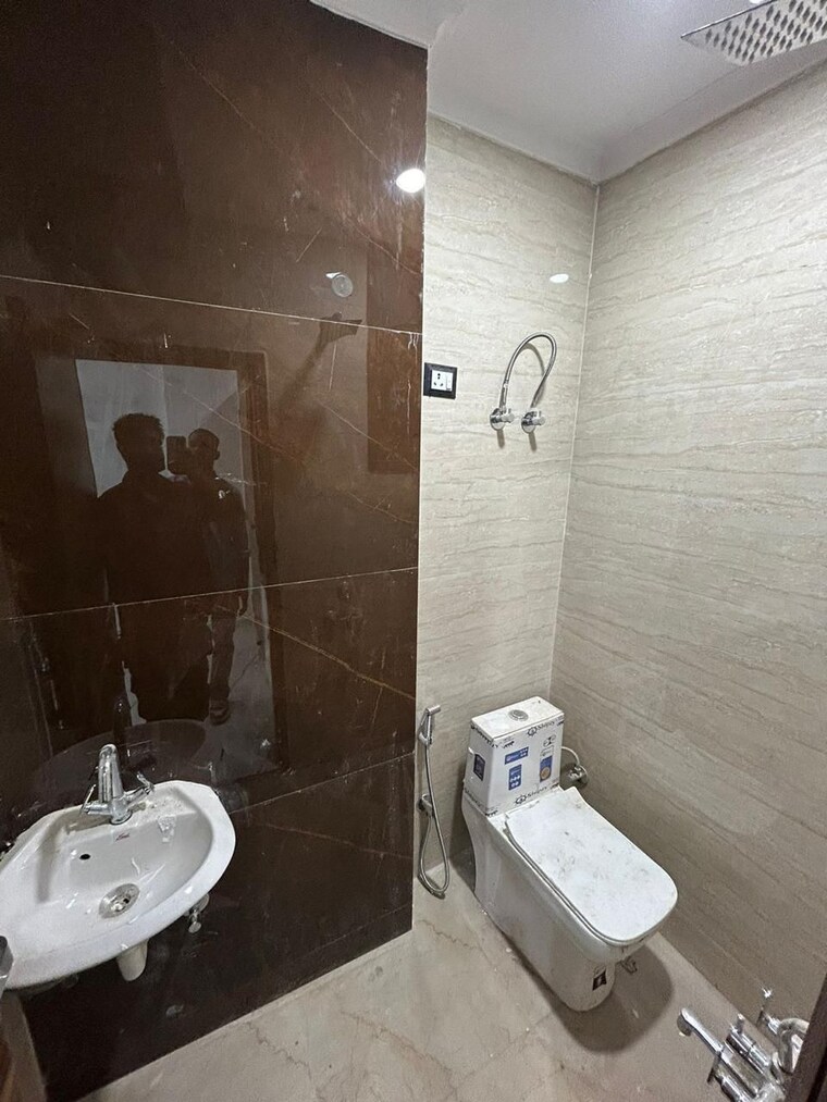 Bathroom, freedom fighters enclave 2 Bedroom 1000 Sq.Ft. Apartment In Freedom Fighters Enclave Delhi 10718678