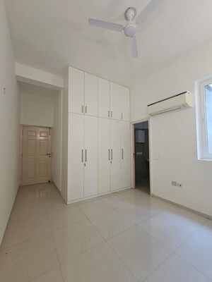 Room in 4 BHK Builder Floor at Emaar MGF Emerald Hills, Sector 65 – for Rent
