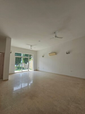 Room in 4 BHK Builder Floor at Emaar MGF Emerald Hills, Sector 65 – for Rent