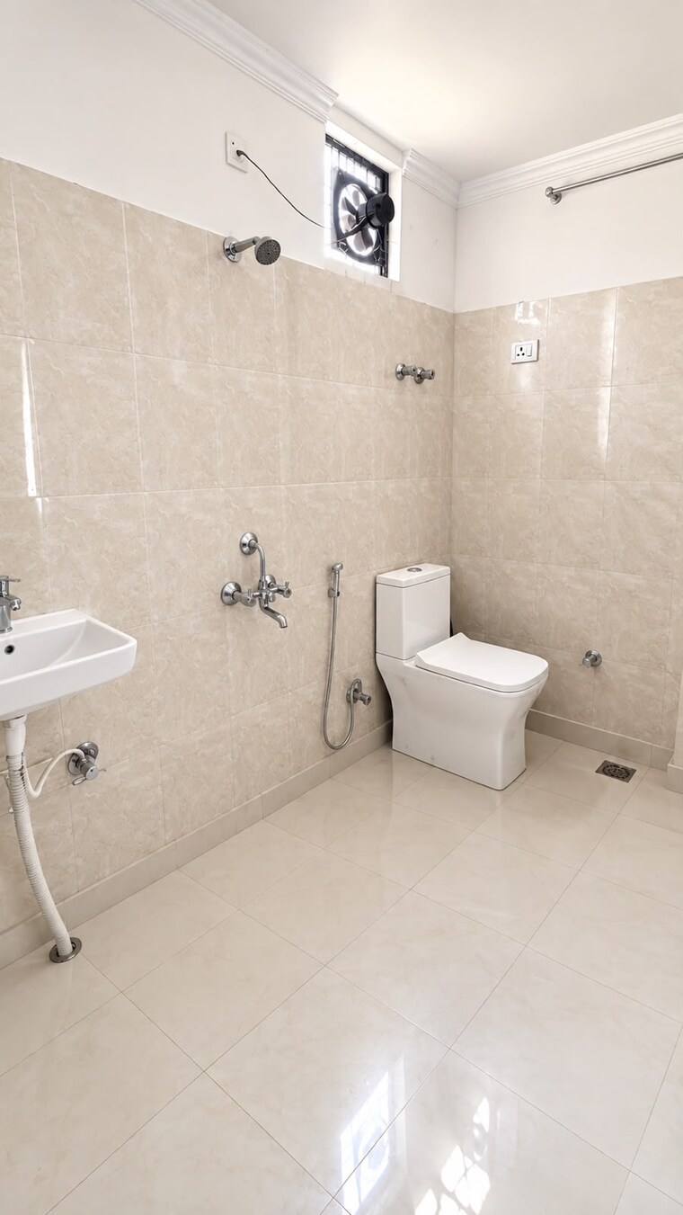 Bathroom, chattarpur 2 Bedroom 850 Sq.Ft. Builder Floor In Chattarpur Delhi 10720463