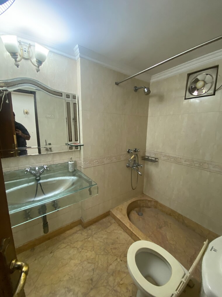Bathroom, panchsheel park 3 Bedroom 2500 Sq.Ft. Builder Floor In Panchsheel Park Delhi 10720473