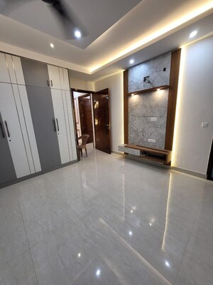 Room in 3 BHK Builder Floor at Sector 21 – for Rent