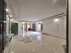 Room in 3 BHK Builder Floor at Sector 21 – for Rent