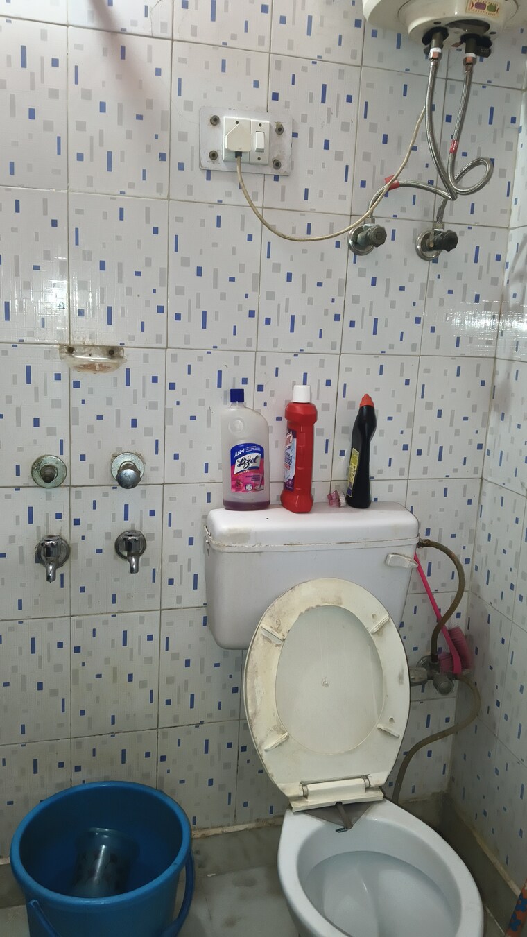 Bathroom, kalkaji 1 Bedroom 450 Sq.Ft. Builder Floor In Kalkaji Delhi 10720593
