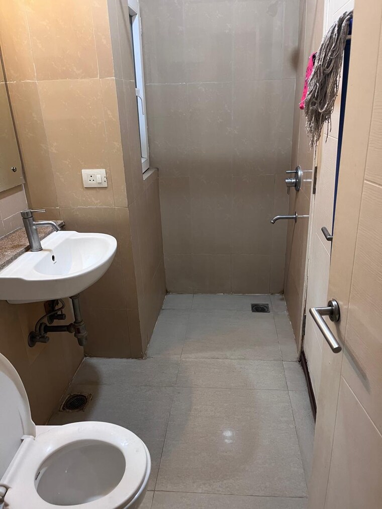 Bathroom, emaar-emrald-floors-select 3 Bedroom 1395 Sq.Ft. Apartment In Sector 65 Gurgaon 10720605