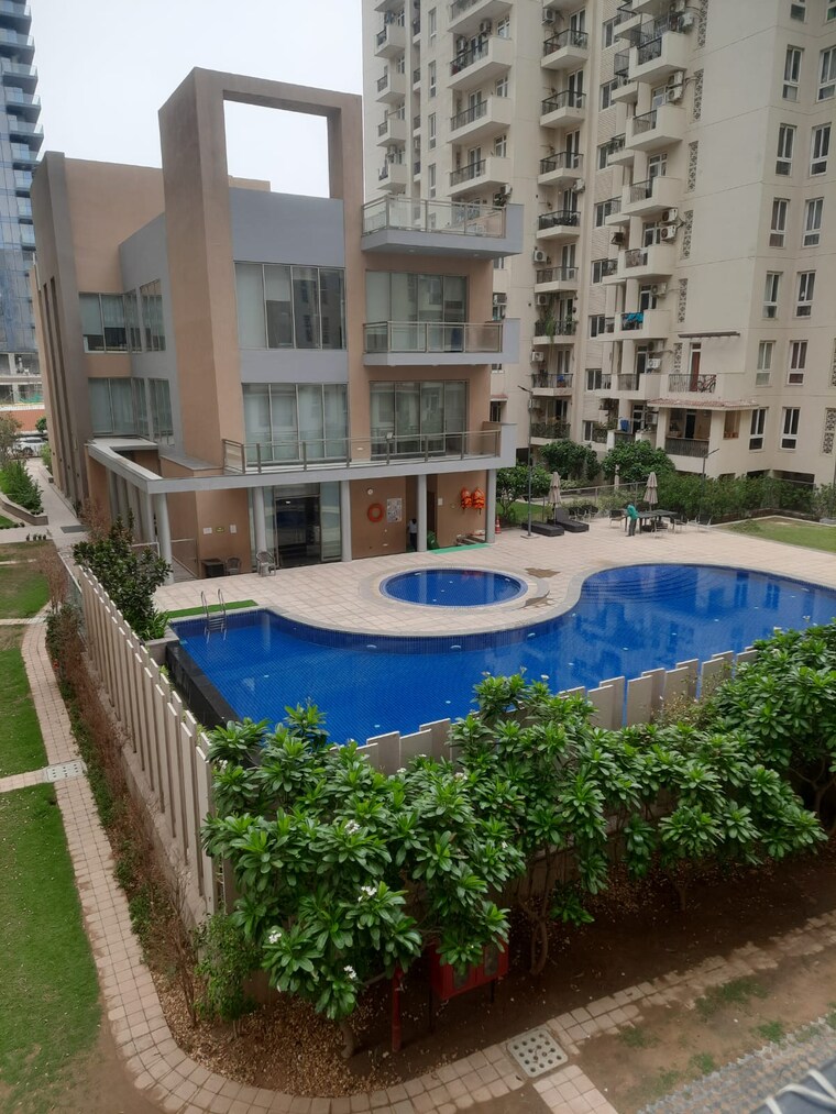 Swimming Pool, emaar-emrald-floors-select 3 Bedroom 1395 Sq.Ft. Apartment In Sector 65 Gurgaon 10720618