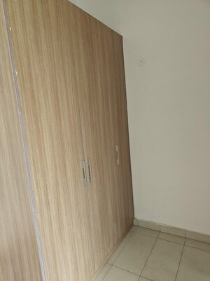 Furnished Amenities in 4 BHK Apartment at SS Linden, Sector 84 – for Rent