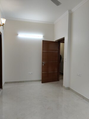 Room in 3 BHK Builder Floor at Defence Colony – for Rent