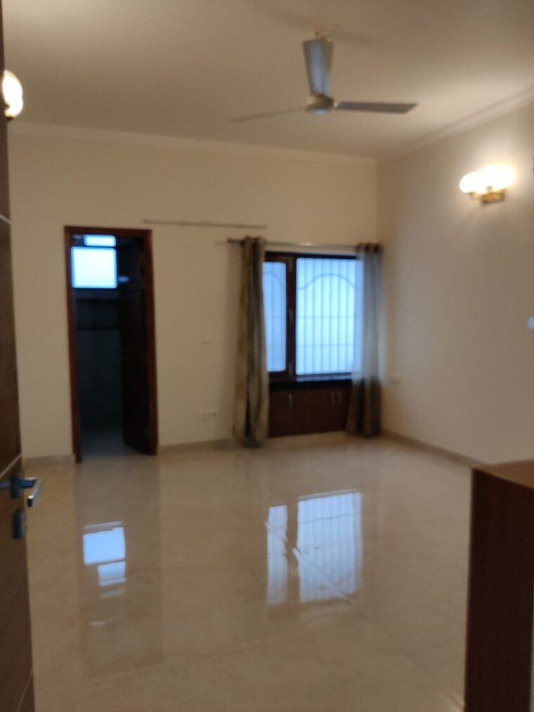 Room, defence colony 3 Bedroom 2200 Sq.Ft. Builder Floor In Defence Colony Delhi 10720957